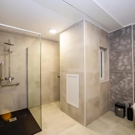 아파트 Spacious With 3 Single Beds - By Hostmt *