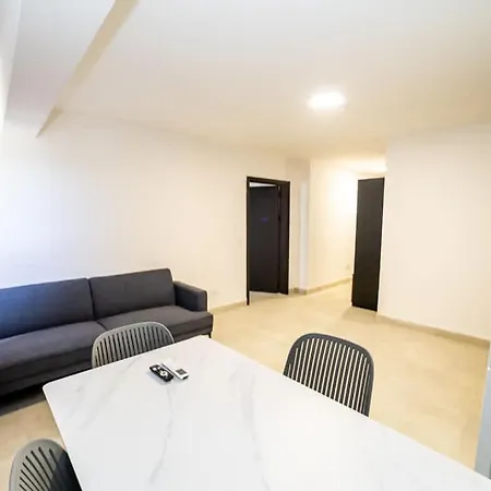 Spacious With 3 Single Beds - By Hostmt Апартаменты *