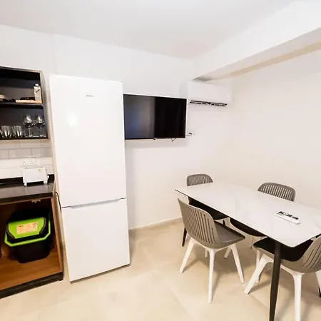 Spacious With 3 Single Beds - By Hostmt * Сент-Полс-Бей