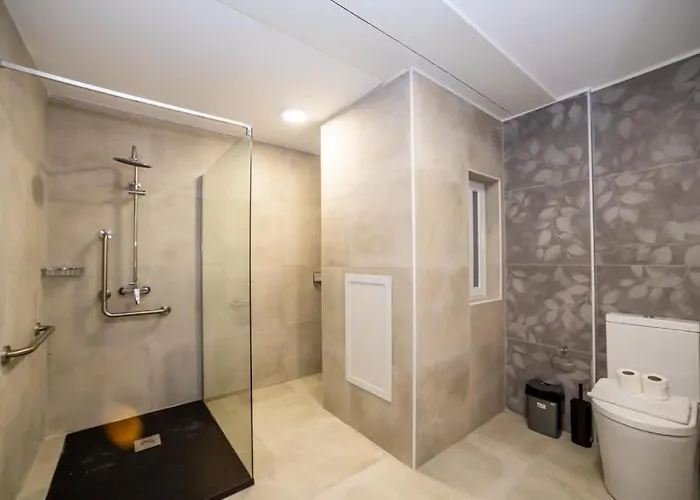 Апартаменты Spacious With 3 Single Beds - By Hostmt *