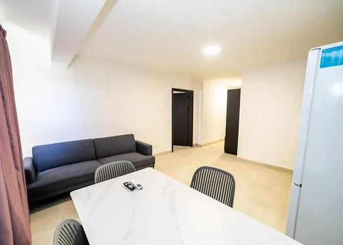 Spacious With 3 Single Beds - By Hostmt Апартаменты *