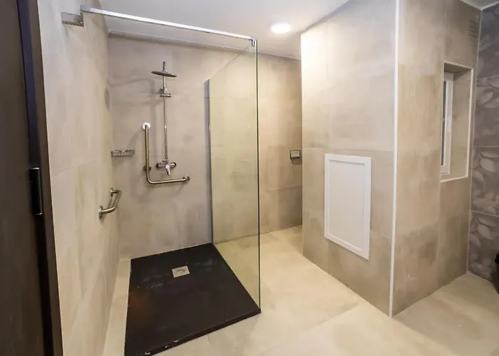 Spacious With 3 Single Beds - By Hostmt *