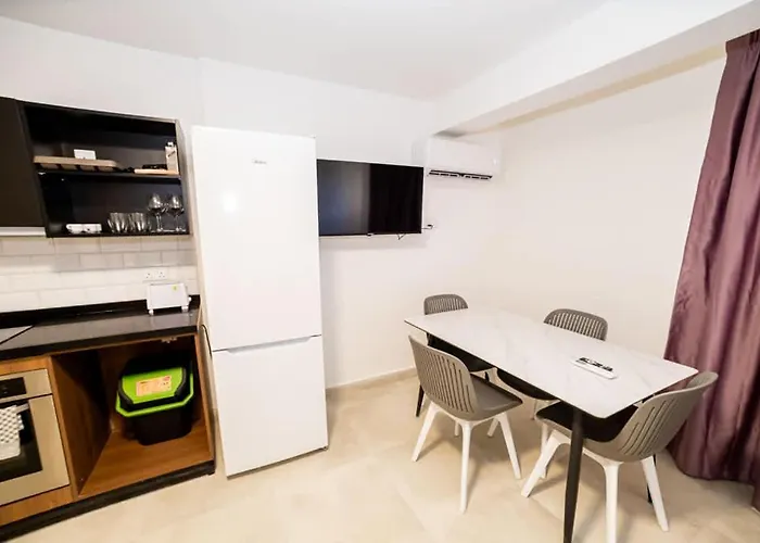 Spacious With 3 Single Beds - By Hostmt * Сент-Полс-Бей