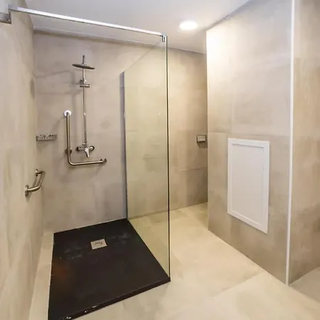 Spacious With 3 Single Beds - By Hostmt *